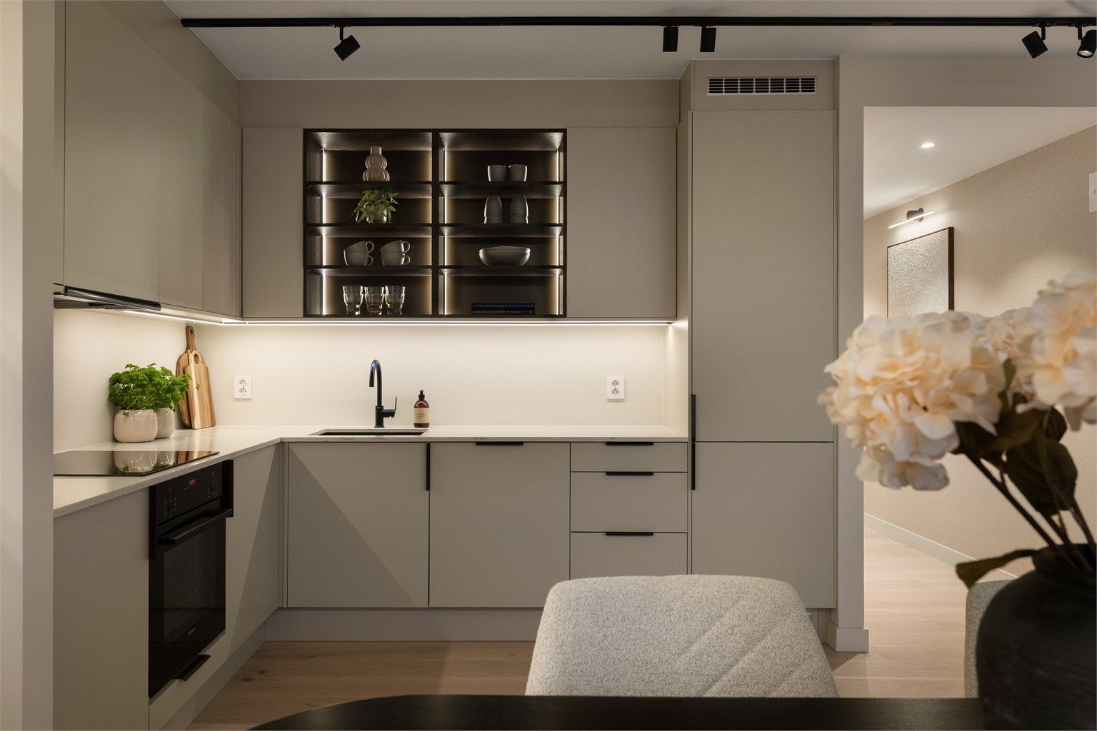 God belysning skaper god stemning, her er alt lagt tilrette for at dette skal føles som et hjem fra første stund.