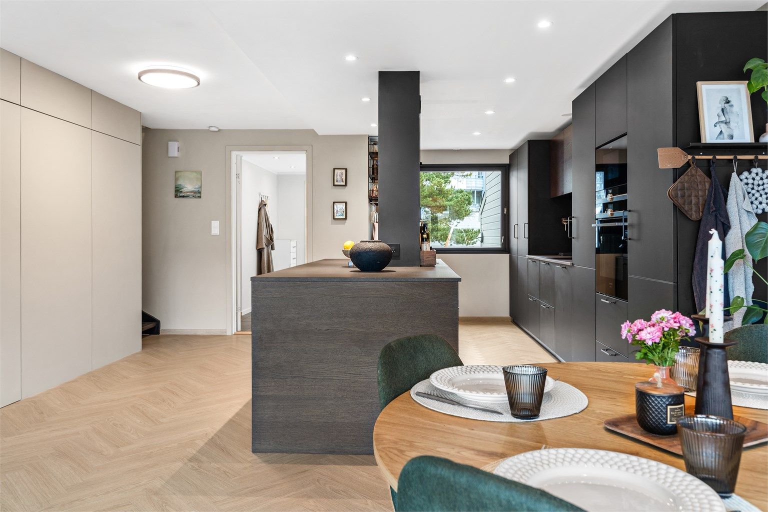 Lekkert og moderne kjøkken med integrerte kvalitetsapparater.