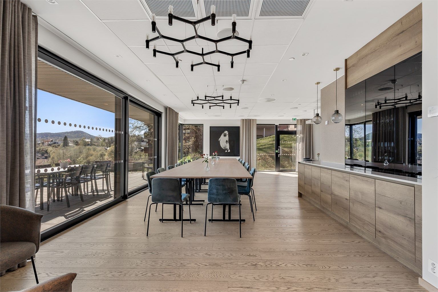 Plussareal med treningsrom, gjesterom, lounge med kaffebar og selskapslokaler - alt tilgjengelig for beboerne. Her får du ikke bare en bolig, men et levende fellesskap med bemannet resepsjon som gjør hverdagen enklere.