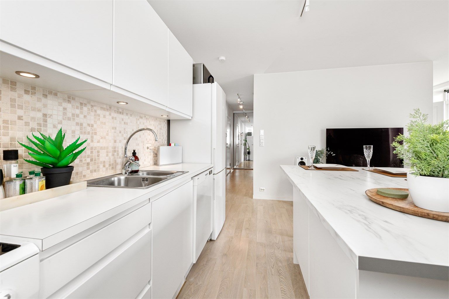 Det er kjøl/fryseskap, oppvaskmaskin og komfyr på kjøkken. Nedfelt oppvaskkum i stål med ett-greps kjøkkenarmatur