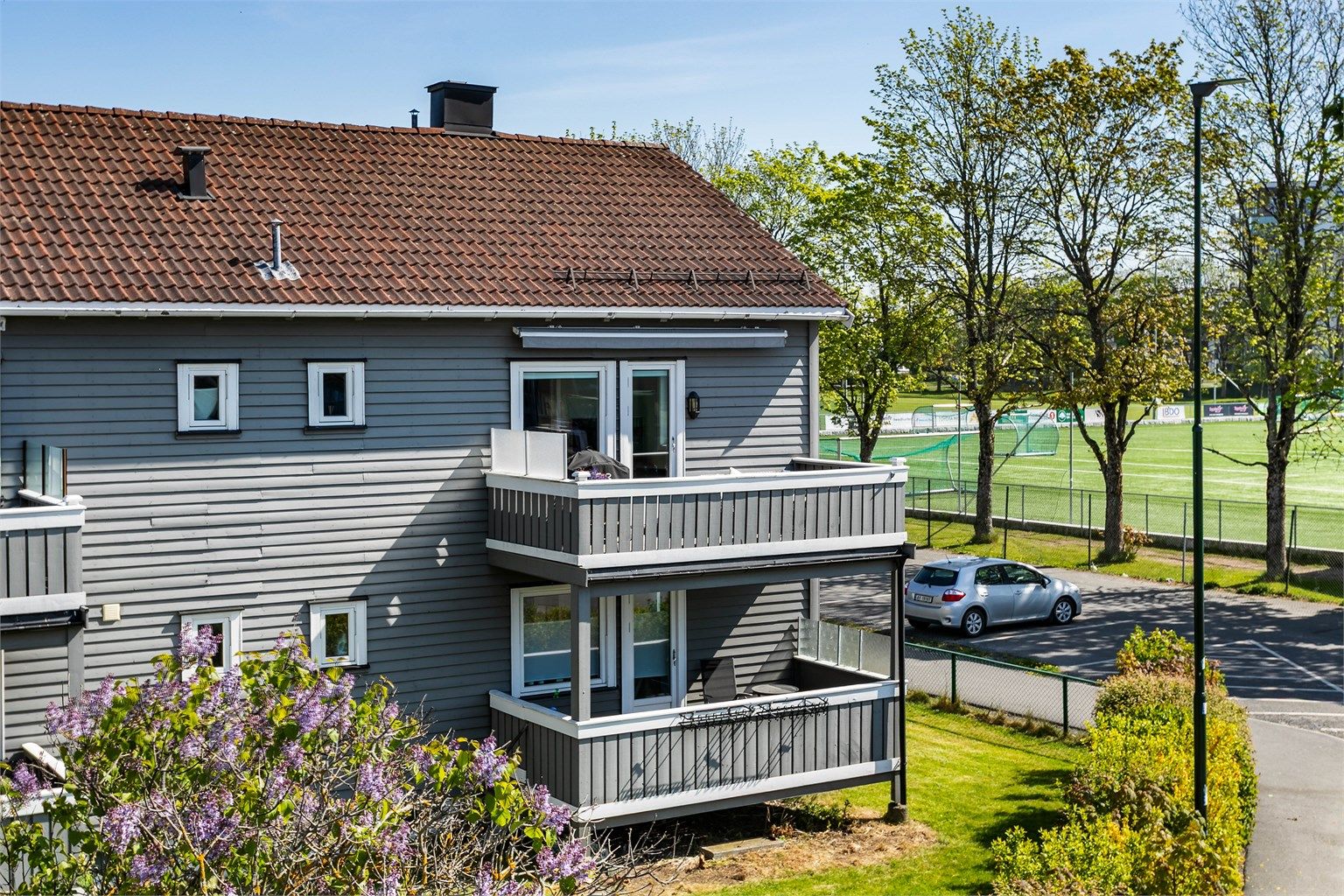 Leiligheten har en luftig og lysfylt plassering i andre etasje av firemannsboligen som utgjør Jøssinggata 12, lengst syd i borettslaget.