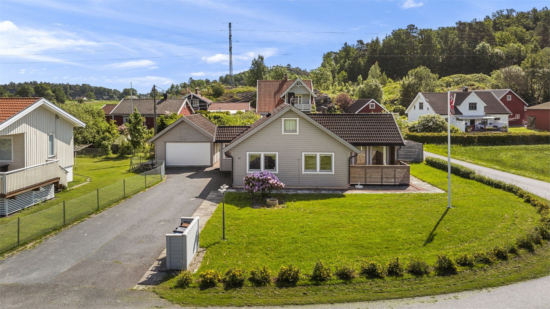 Eiendommen har en stor, frittstående garasje og gode parkeringsmuligheter på egen tomt.
Foto: [Fotograf eller fotofirma]