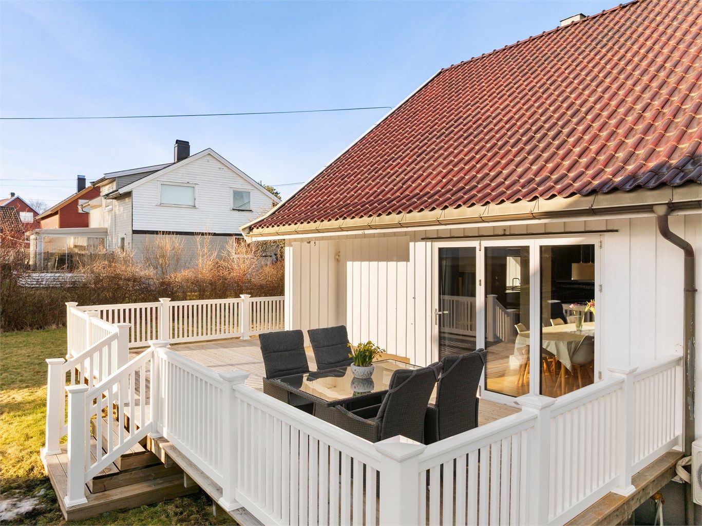 Terrassen er på nesten 40 kvm. og ble i 2025 oppgradert med både nytt gulv og nytt rekkverk. Fotograf; Kristoffer Kristiansen.