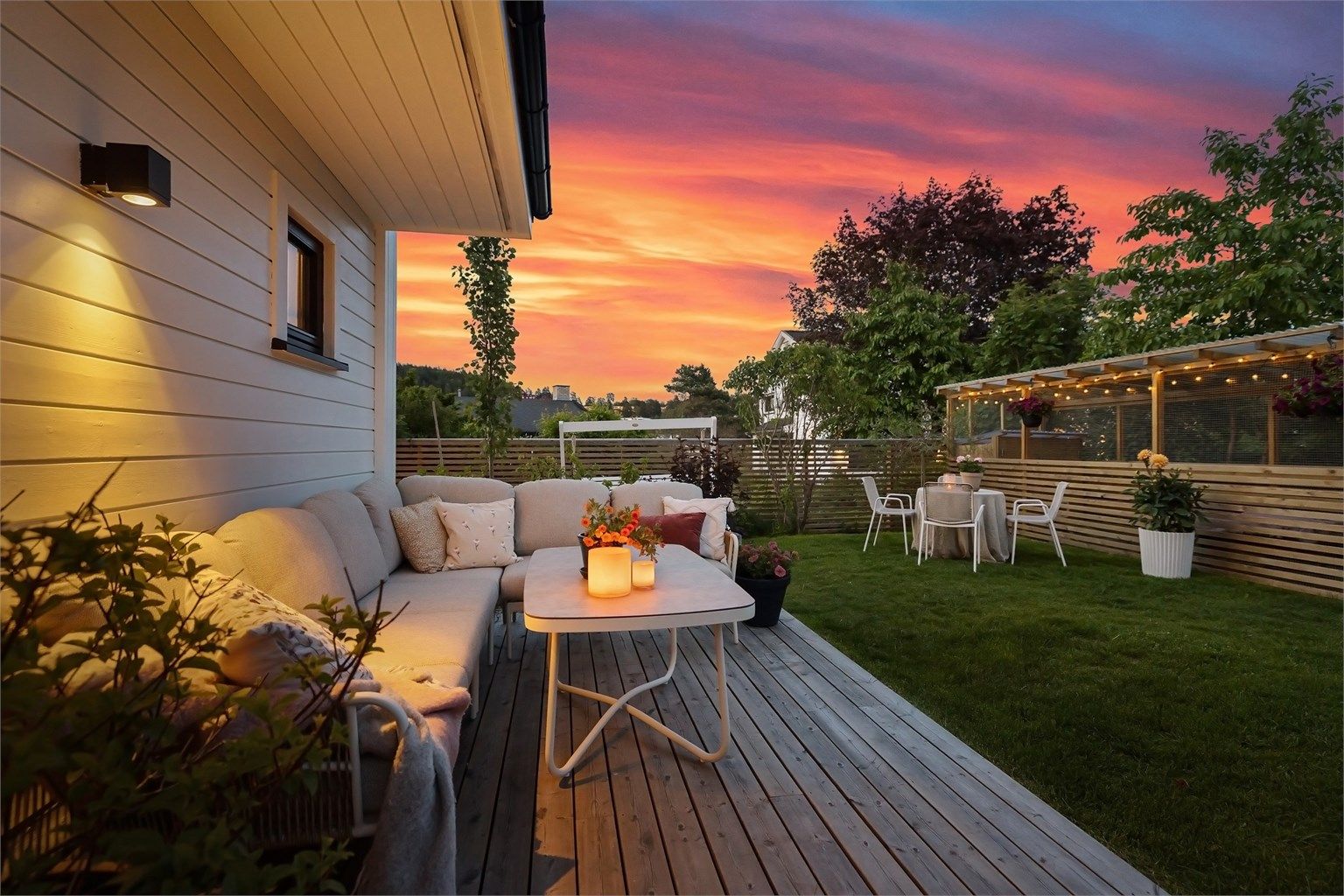 Boligen har en skjermet beliggenhet i en meget rolig og attraktiv gate, på populære Årvoll.