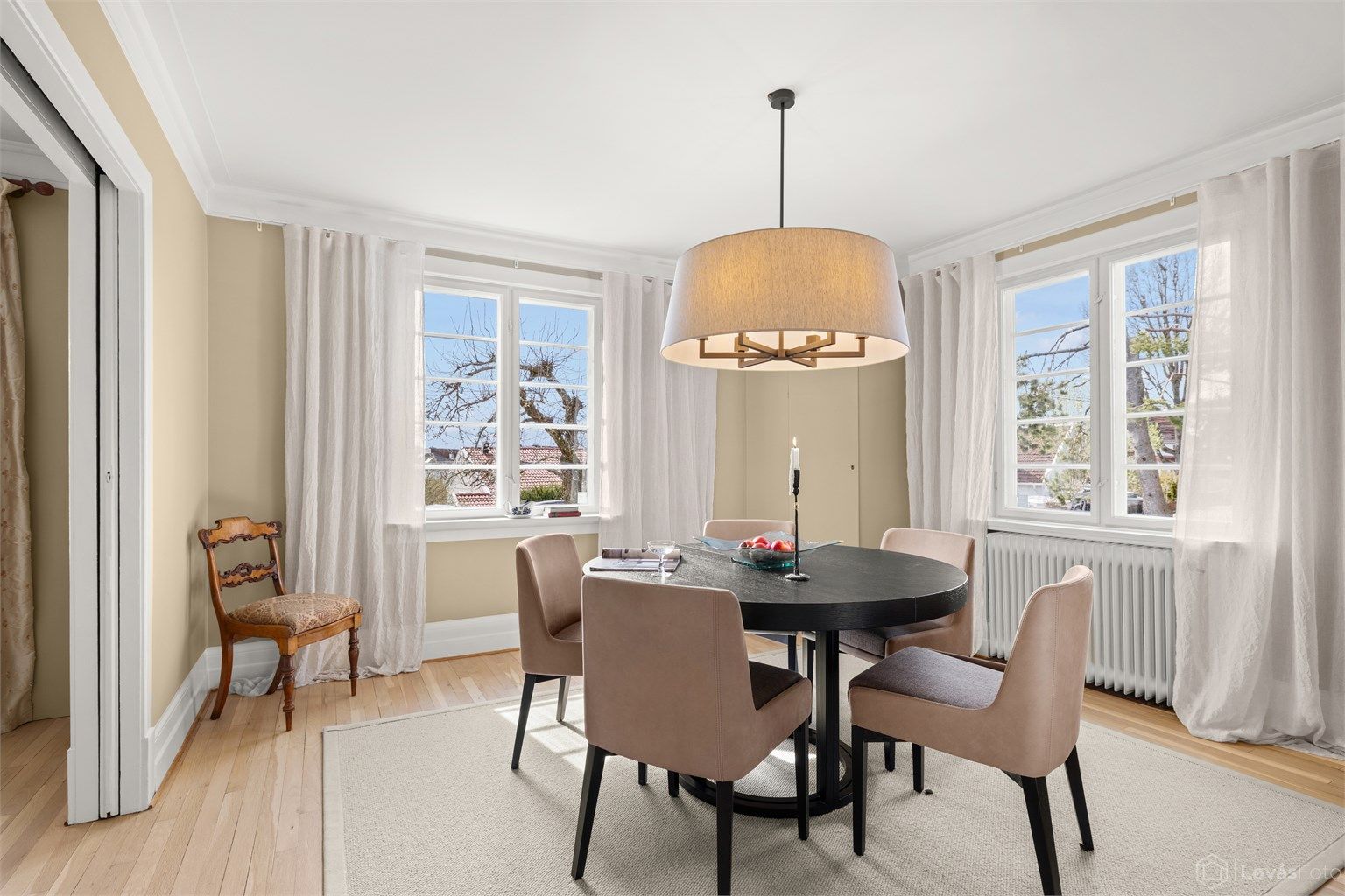 Stue 2 er i dag innredet som en ekstra spisestue