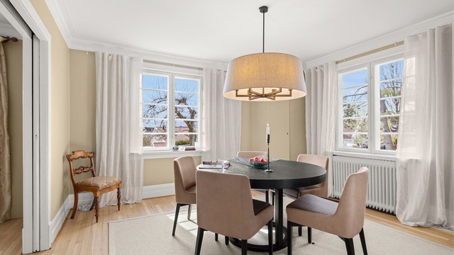 Stue 2 er i dag innredet som en ekstra spisestue