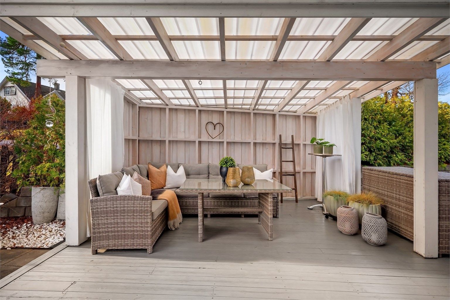 Boligen har flotte uteområder - perfekt for late dager hjemme