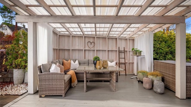 Boligen har flotte uteområder - perfekt for late dager hjemme