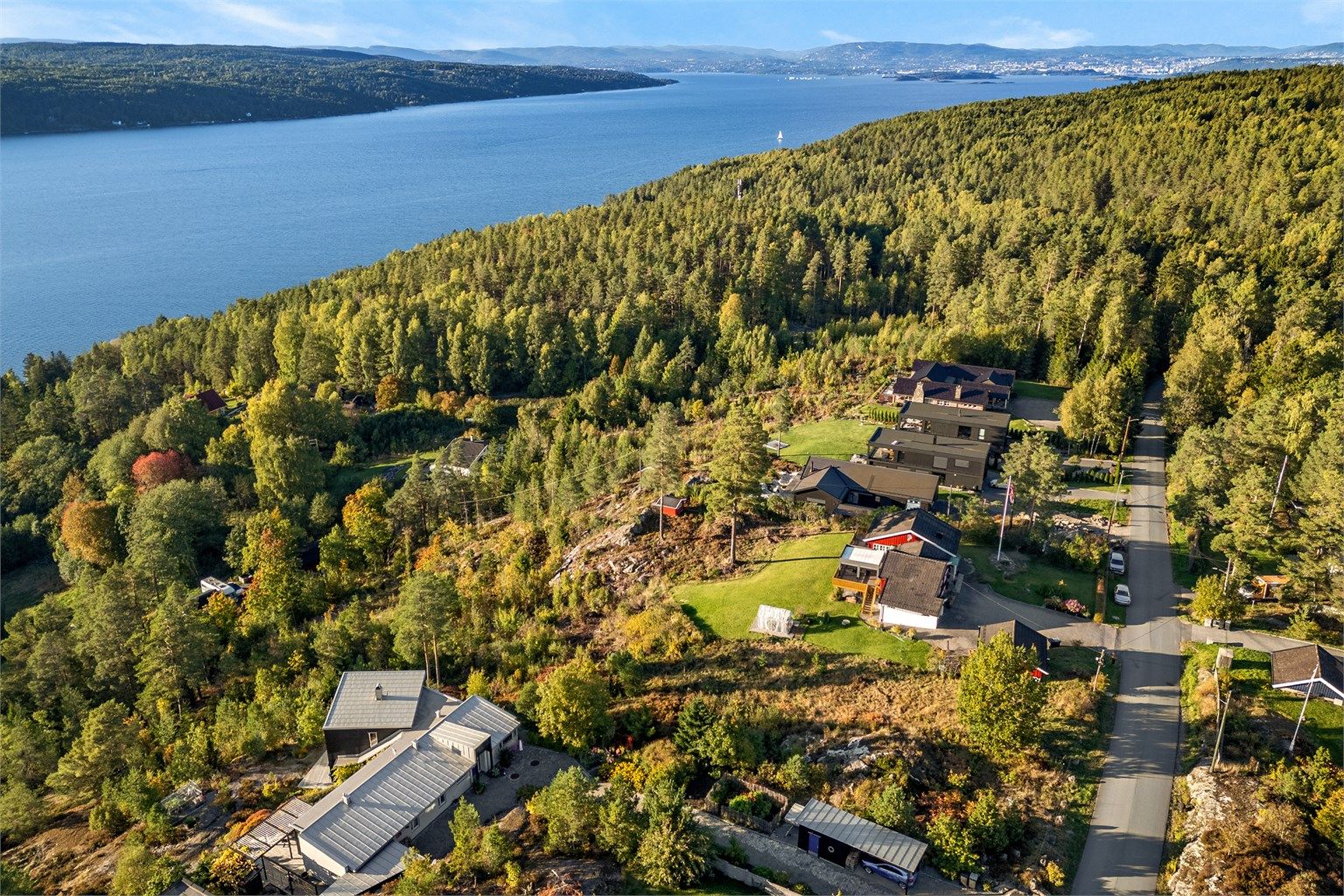 Nærhet til sjøen - rolig beliggenhet med mye skog og natur i nærområdet - Oslo sentrum i bakgrunnen