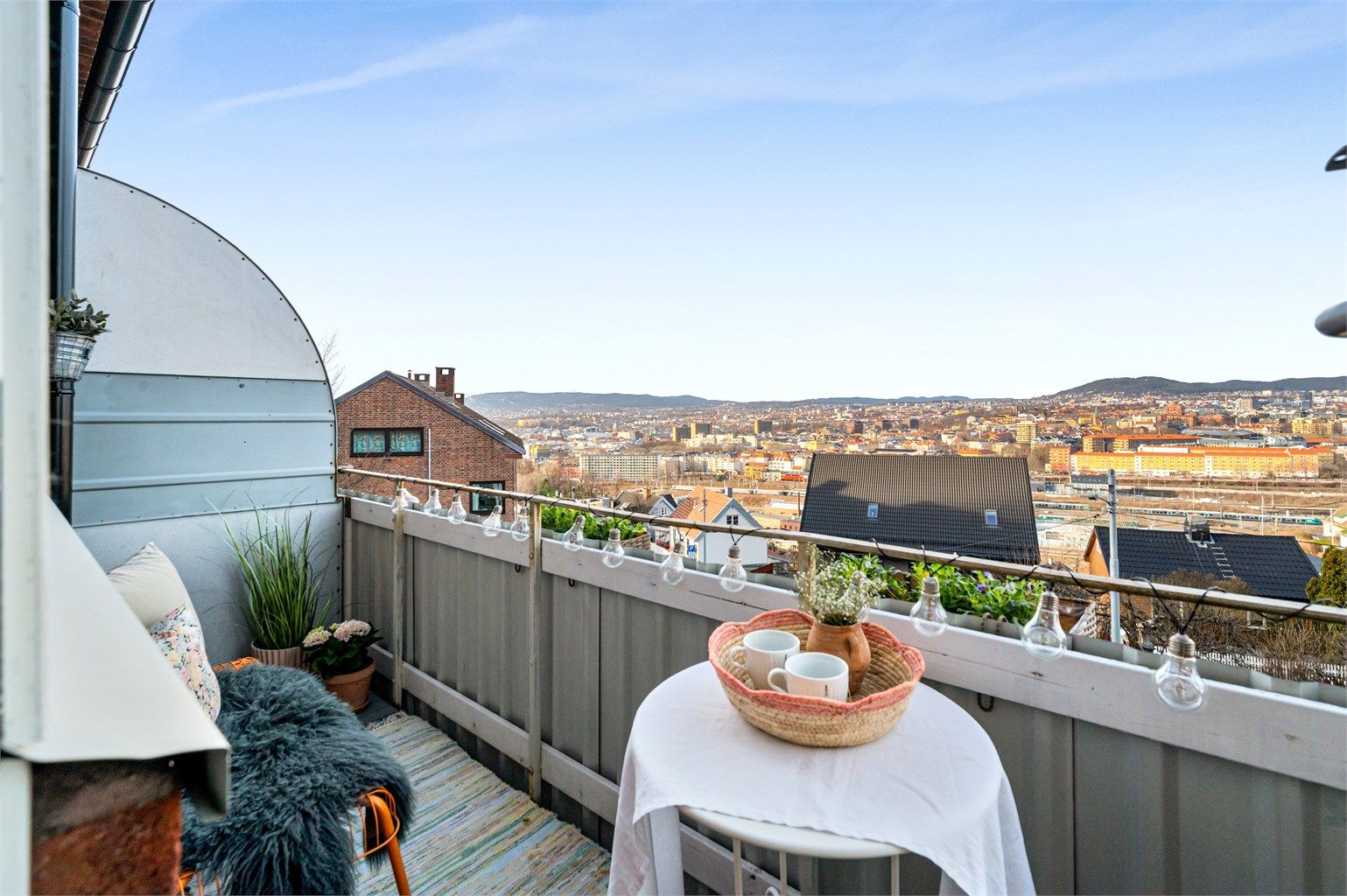 Velkommen til Ekebergveien 43! Denne flotte utsiktsleiligheten er presentert av Eiendomsmegler Krogsveen v/ Emilie Lie.