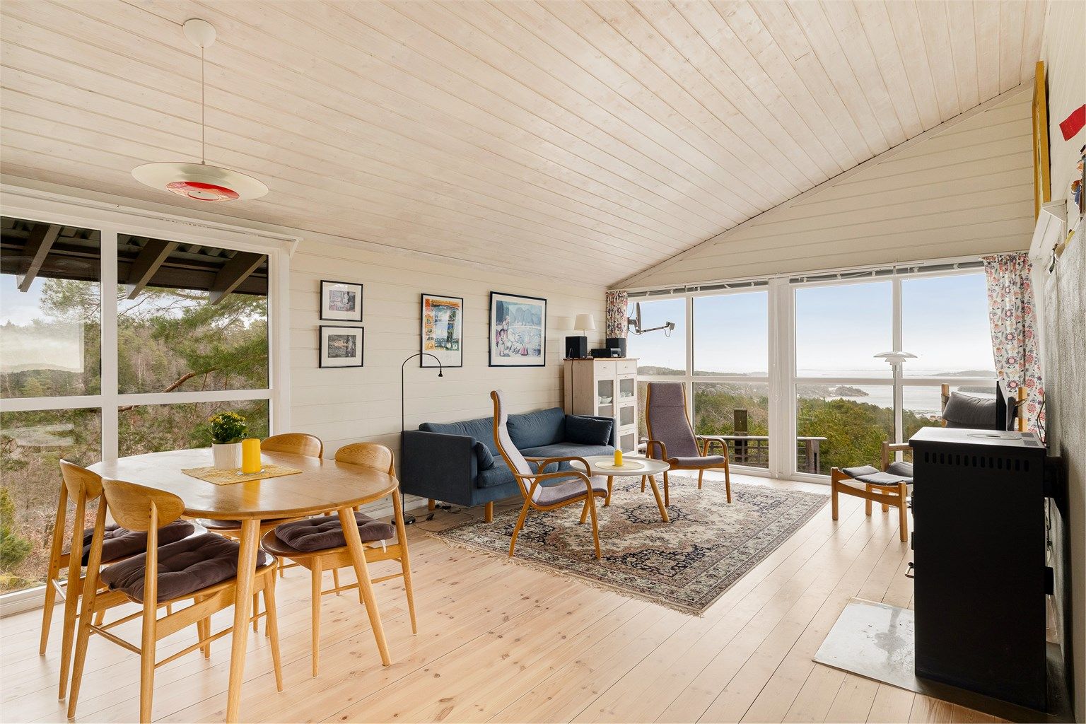 UTSIKTEN ER EN viktig ingrediens for måltidene, Utenfor Valle går skipsleden mellom Langesund og Kragerø og utenfor der ligger Jomfruland og Stråholmen ytterst mot havet.