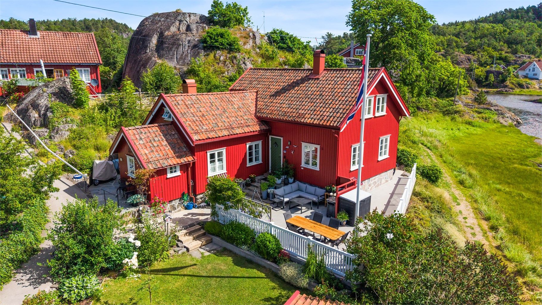 Eiendommen ligger flott til på Borøy, med hage, stor brygge og flere uteplasser.