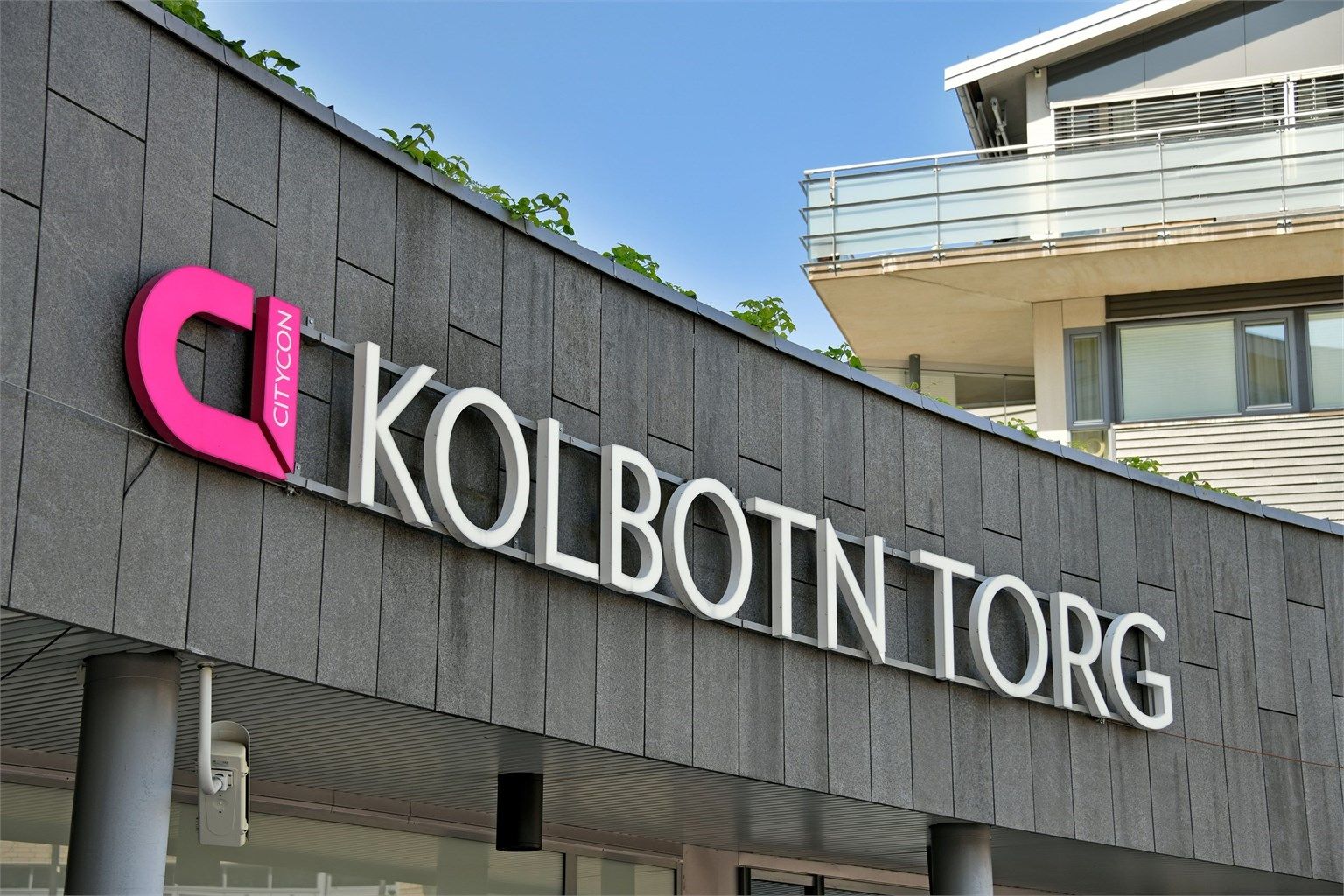 Nær Kolbotn sentrum med alt av butikker, servicetilbud og restauranter – blant annet Kolbotn Torg og ærverdige Gamle Tårnhuset restaurant