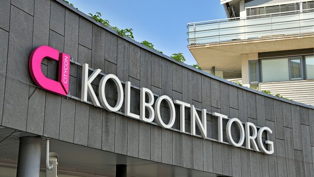 Nær Kolbotn sentrum med alt av butikker, servicetilbud og restauranter – blant annet Kolbotn Torg og ærverdige Gamle Tårnhuset restaurant