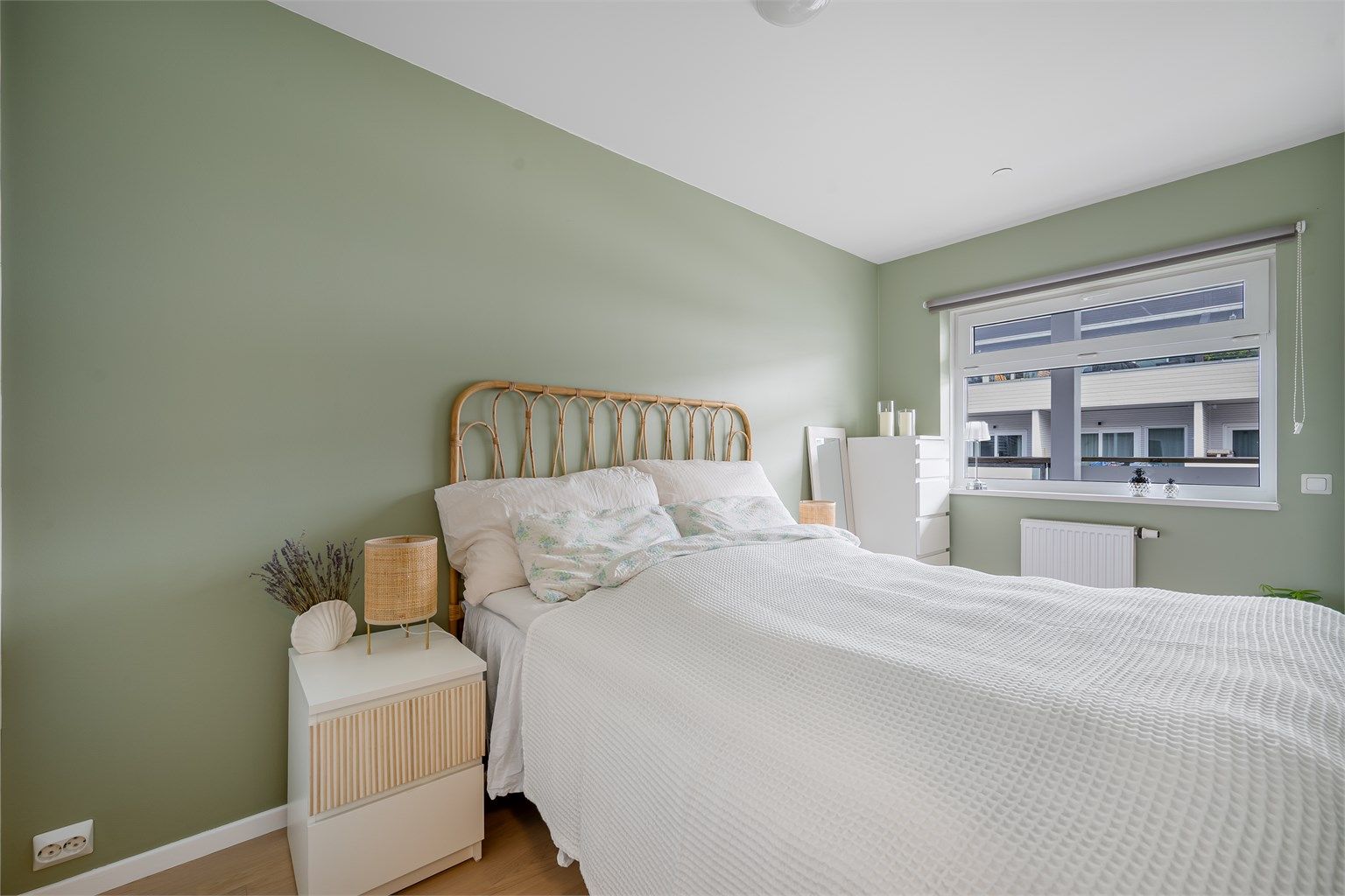 Romslig soverom med god plass til dobbeltseng og garderobeløsninger.