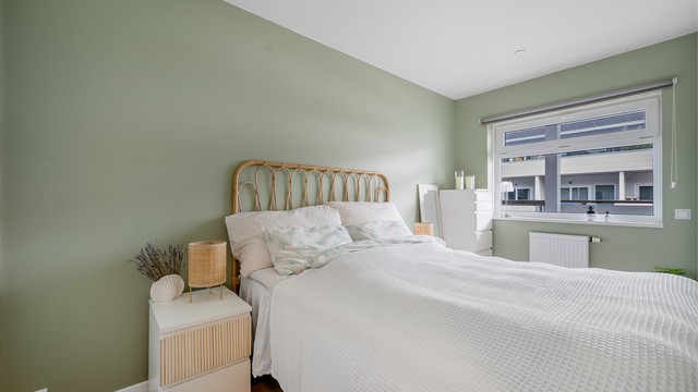 Romslig soverom med god plass til dobbeltseng og garderobeløsninger.