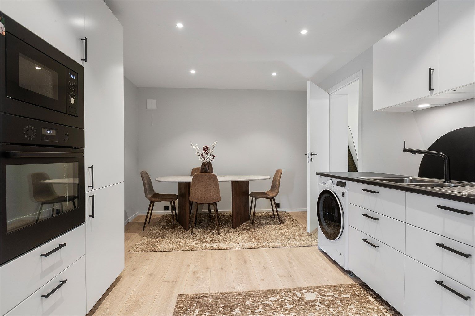 Den åpne løsningen gir rom for en egen spiseplass på kjøkkenet.