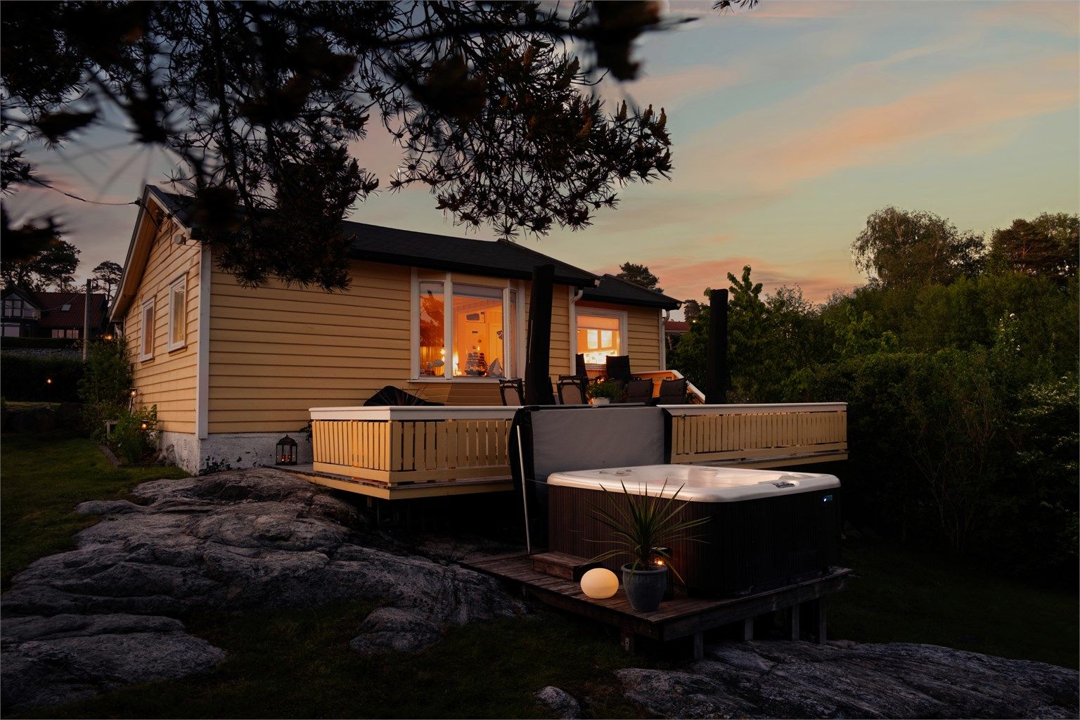 Jacuzzi medfølger, i likhet med det meste av møbler og inventar.