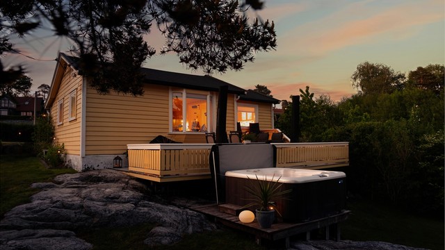 Jacuzzi medfølger, i likhet med det meste av møbler og inventar.