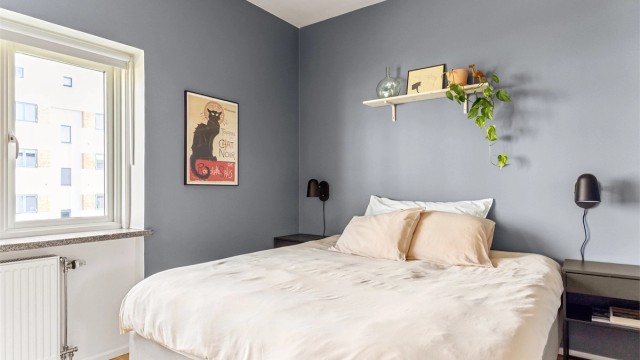 Hovedsoverommet er et rolig og lunt rom. Det er god plass til dobbeltseng og nattbord på hver side, og tilluft fra det balanserte ventilasjonsanlegget sørger for frisk luft og god søvn.