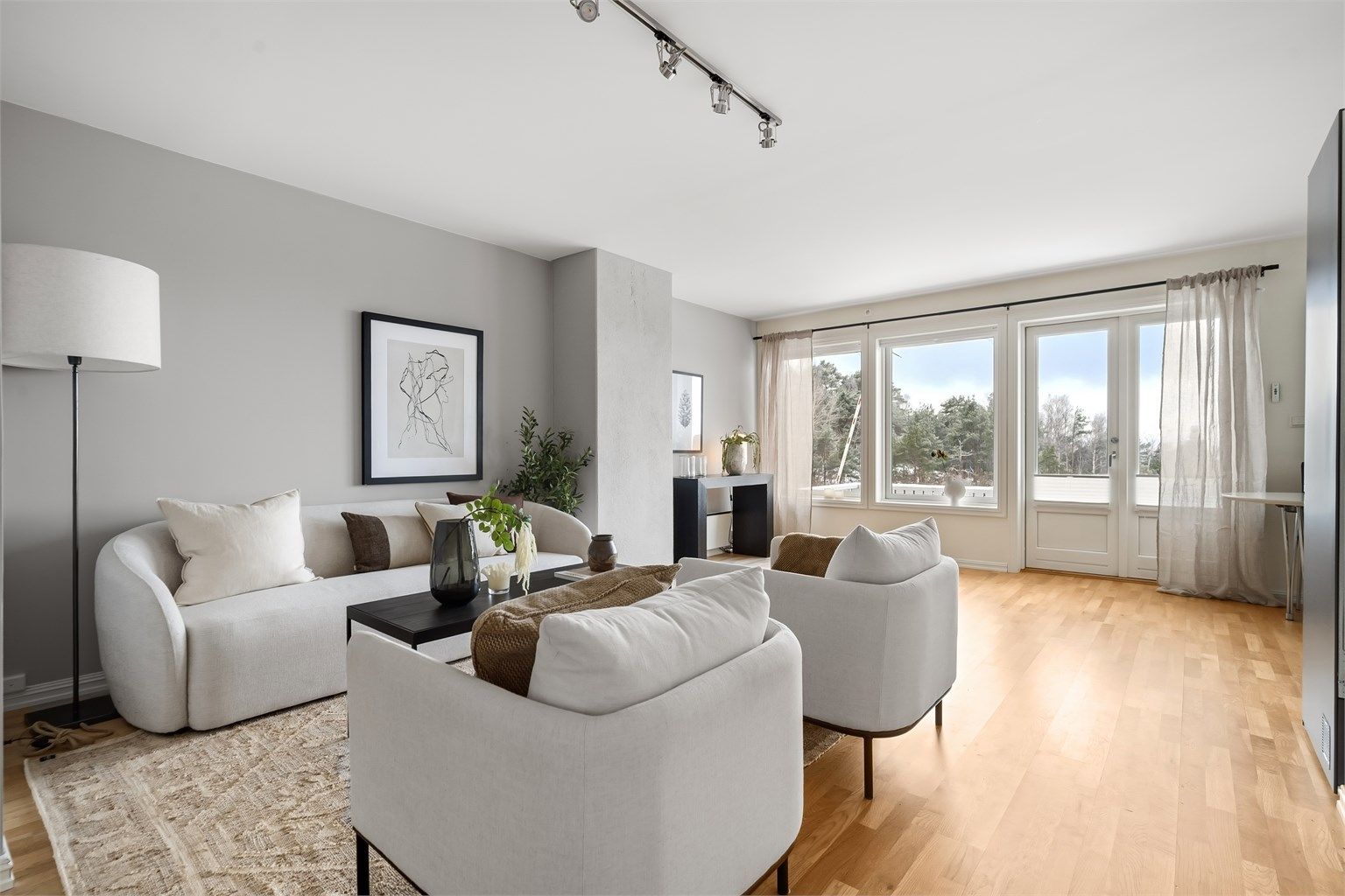 Lys og flott stue med store vindusflater. 