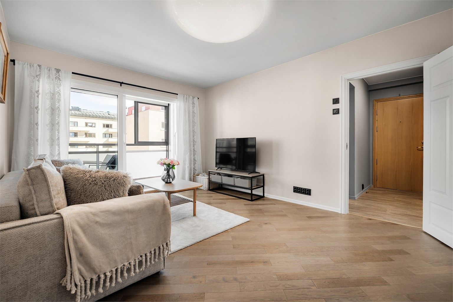 Adkomst fra stue til innglasset balkong.