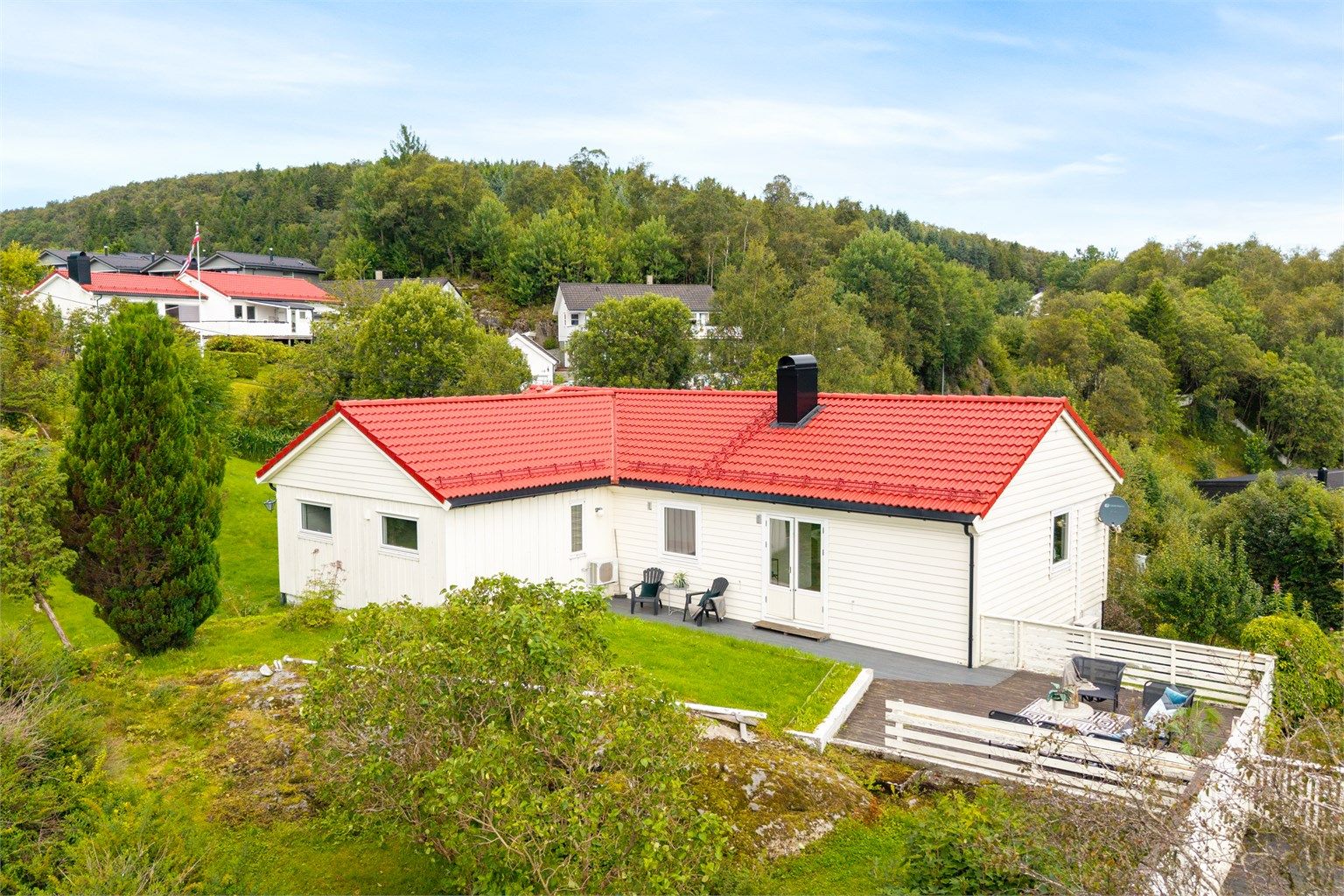 Stor terrasse med flotte solforhold som kan nytes gjennom sommerhalvåret.