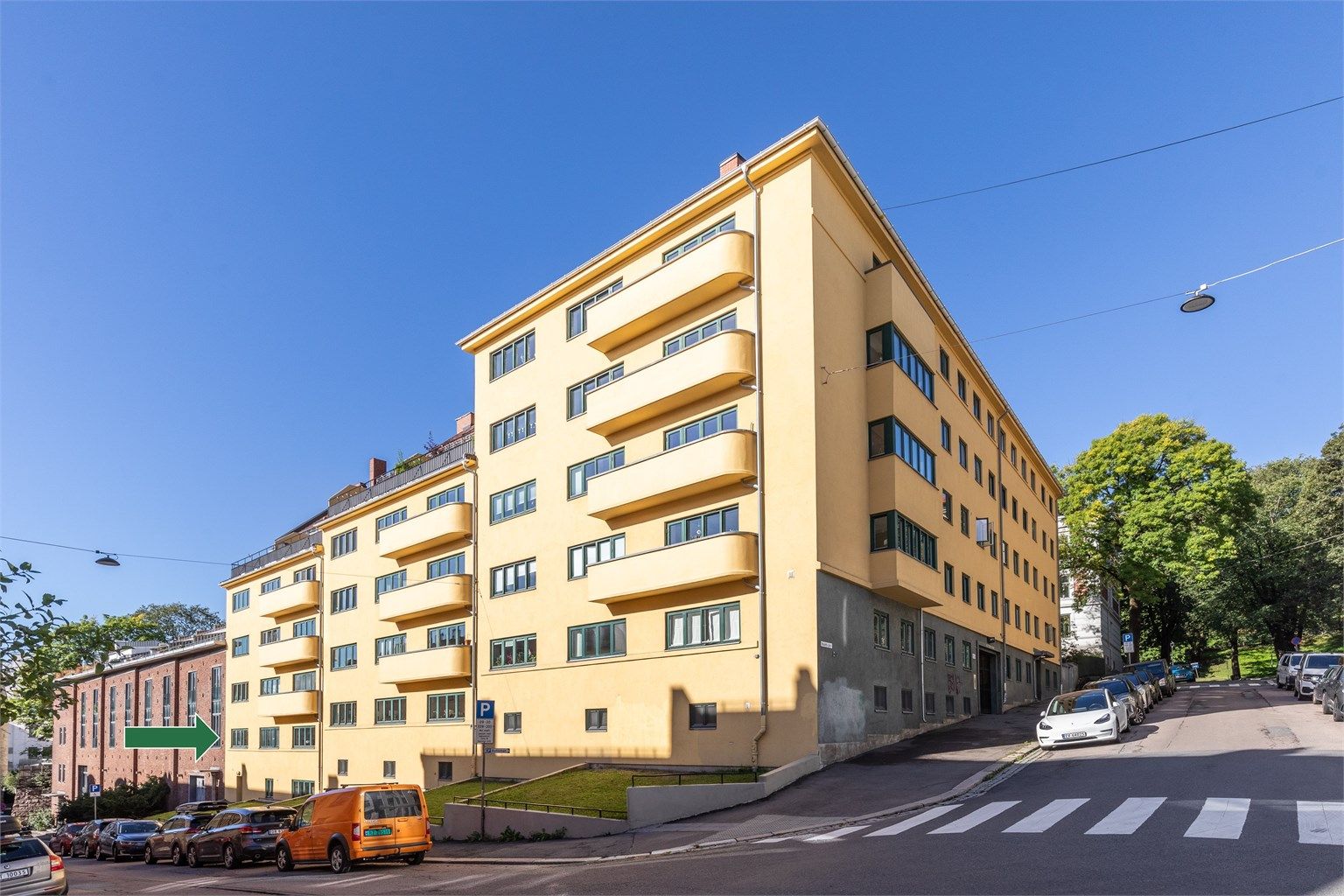 Eiendommen har en klassisk funkisarkitektur med pusset og malt fasade.