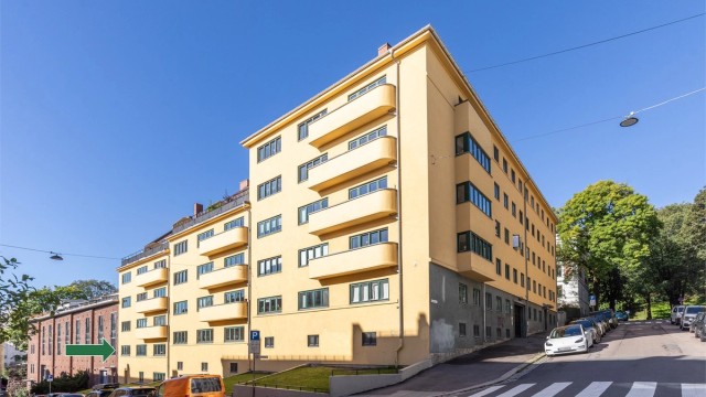 Eiendommen har en klassisk funkisarkitektur med pusset og malt fasade.