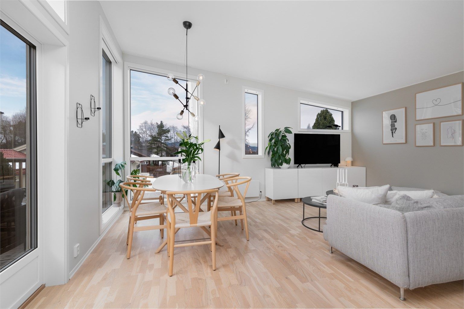 Boligen er gjennomgående lys og luftig med utstrakte vindusflater som sikrer rikelig med naturlig dagslys. 