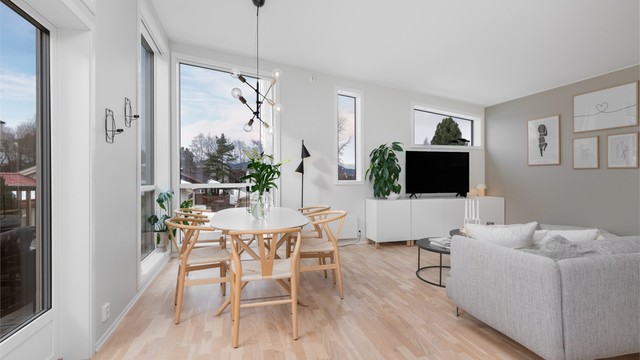 Boligen er gjennomgående lys og luftig med utstrakte vindusflater som sikrer rikelig med naturlig dagslys.