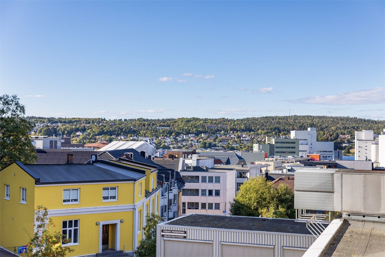 I Svaebakken bor du høyt over resten av bykjernen og kan glede deg over fin utsikt til Jeløy, her fremhevet med zoom.