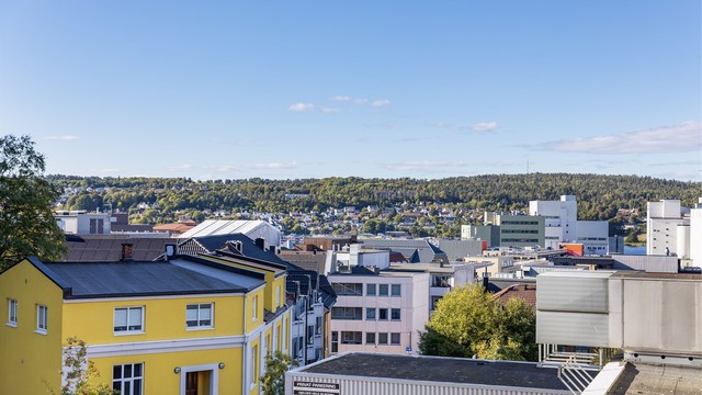 I Svaebakken bor du høyt over resten av bykjernen og kan glede deg over fin utsikt til Jeløy, her fremhevet med zoom.