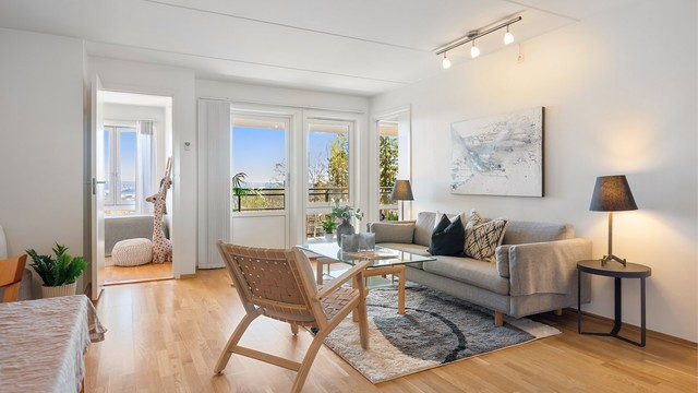 Stuen er lett å møblere med god plass til både sofagruppe og spisebord.