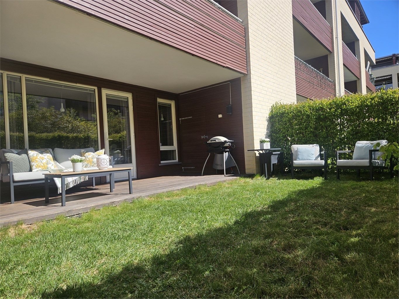 Leiligheten disponerer hele uteplassen foran boligen alene. I tillegg er det praktisk utebod på terrassen. 