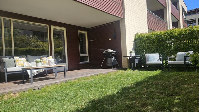 Leiligheten disponerer hele uteplassen foran boligen alene. I tillegg er det praktisk utebod på terrassen.