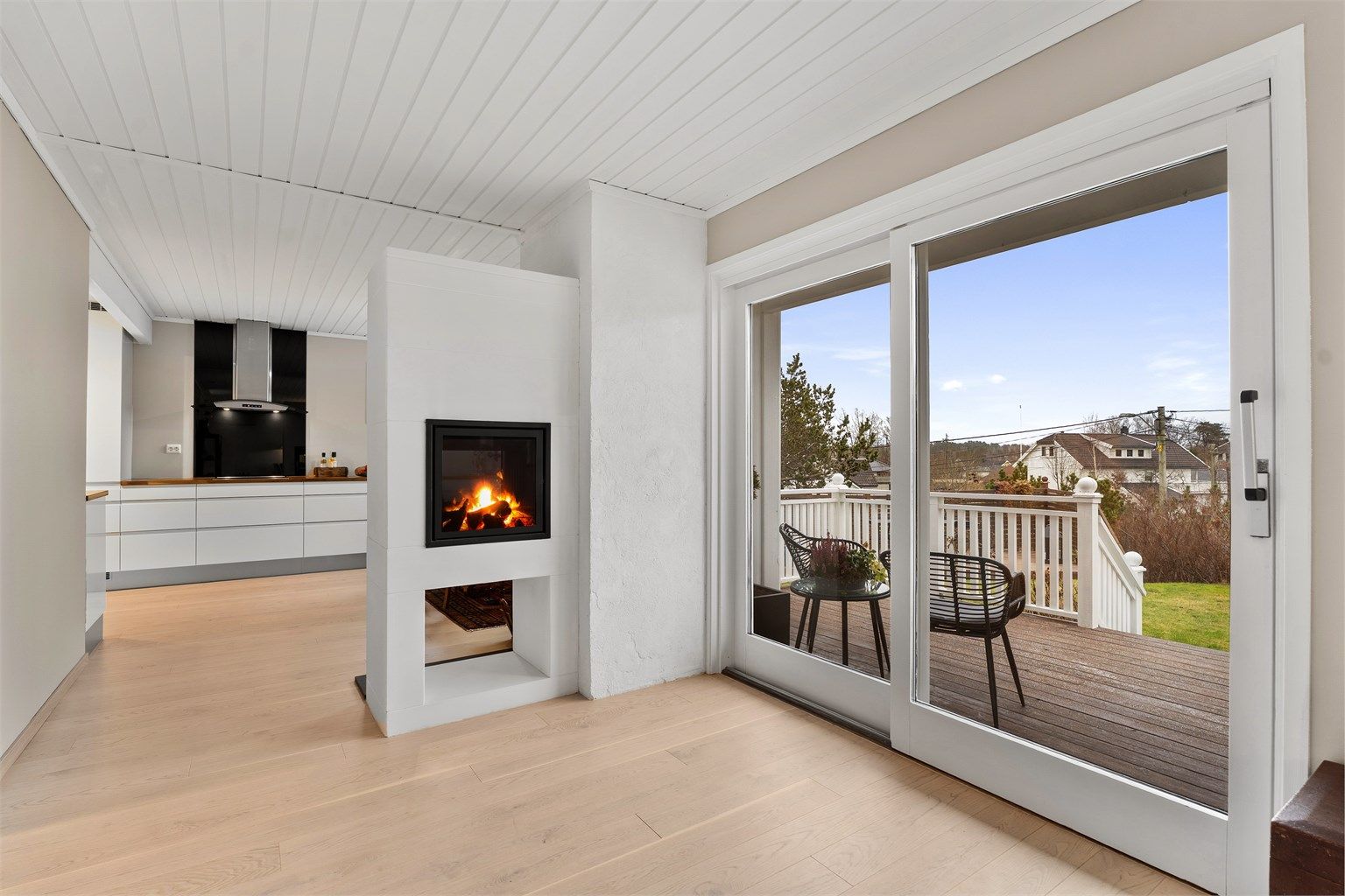 Skyvedør som gir direkte utgang til hagen.