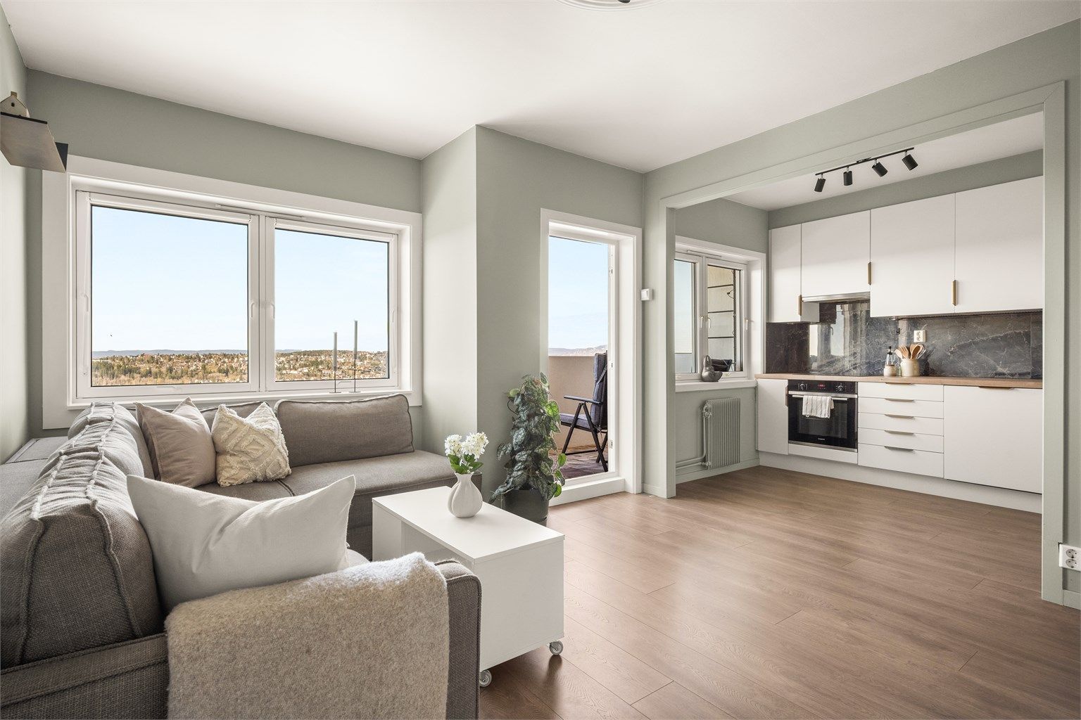 Den åpne løsningen mellom stue og kjøkken gir en romslig følelse med gode lysforhold.