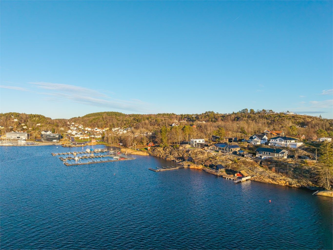 Området byr på en sjelden kombinasjon av sjø- og naturopplevelser. Fra eiendommen er det kun få minutters gange til skog og flotte turområder, som gir helårs rekreasjonsmuligheter.