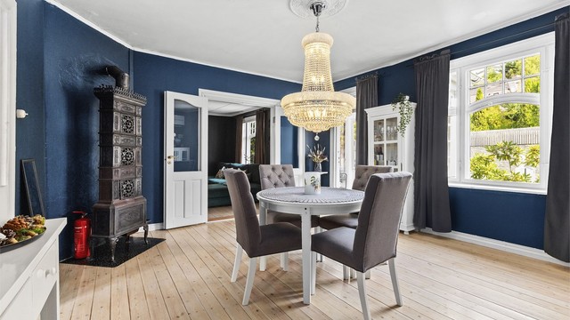 Spisestuen er av god størrelse med plass til større sammenkomster.