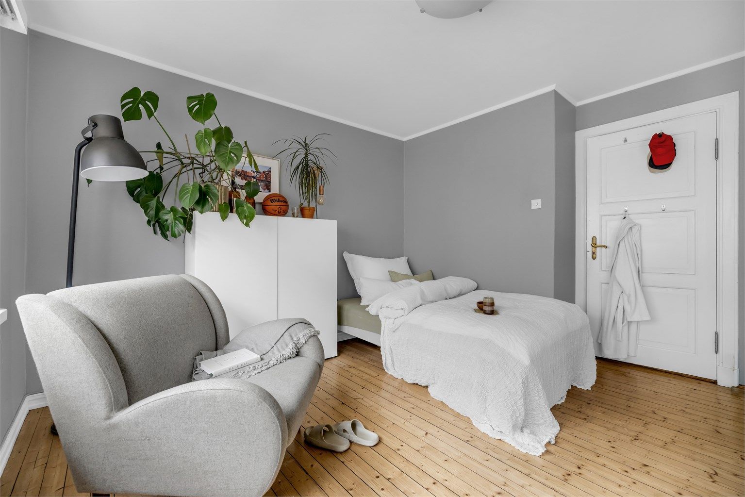 God plass til dobbeltseng, tilhørende nattbord på begge sider og integrerte garderobeskap.