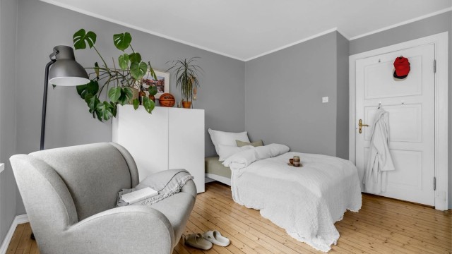 God plass til dobbeltseng, tilhørende nattbord på begge sider og integrerte garderobeskap.