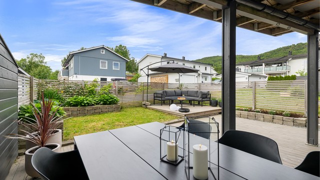 Den overbygde delen av terrassen gir ly for vær og vind.