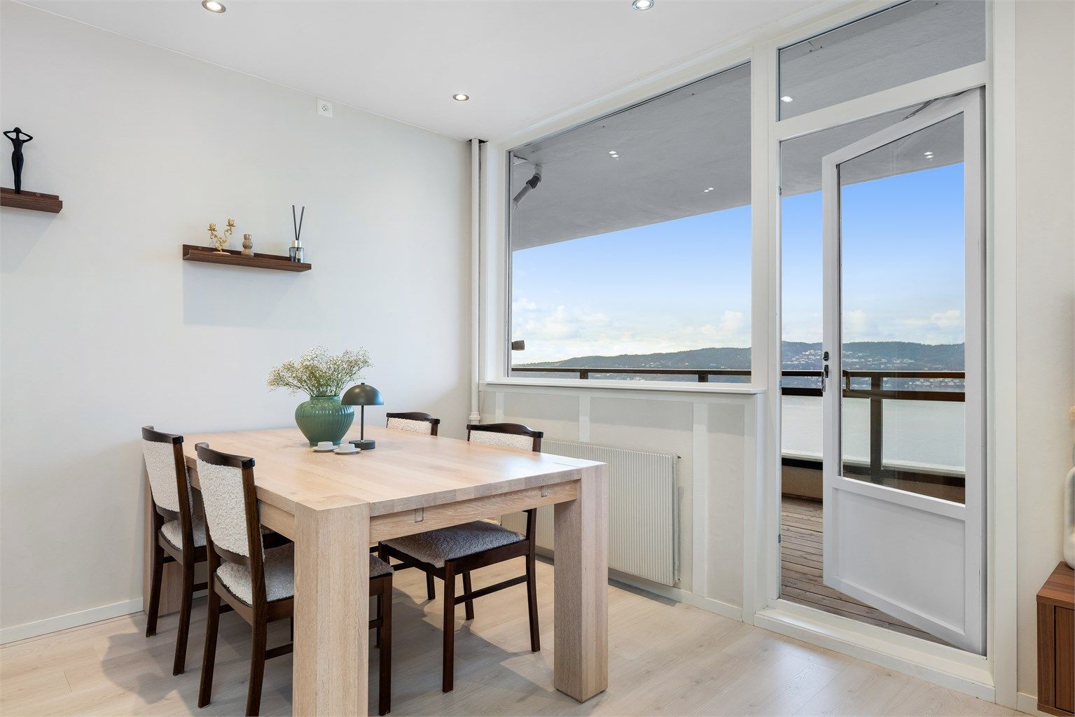 Leiligheten har oppvarming med radiator tilkoblet varmesentral kombinert med elektrisk oppvarming. Både varme og varmtvann er inkl. i fellesutgiftene.