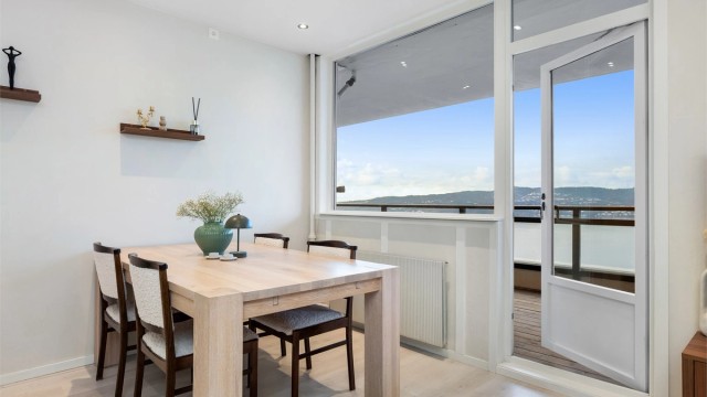 Leiligheten har oppvarming med radiator tilkoblet varmesentral kombinert med elektrisk oppvarming. Både varme og varmtvann er inkl. i fellesutgiftene.