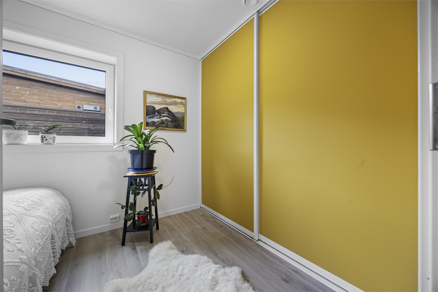 Soverom 2 med skyvedørsgarderobe. Det er totalt tre soverom i leiligheten, men kun tatt bilde av to.