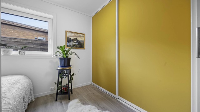 Soverom 2 med skyvedørsgarderobe. Det er totalt tre soverom i leiligheten, men kun tatt bilde av to.