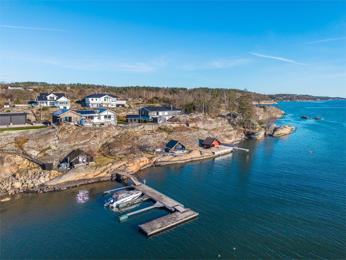 Fra boligen er det få skritt ned  til sjøen, med  både brygge og to båtplasser (felles med naboen), som gir tilgang til et av Norges mest attraktive skjærgårdsområder.