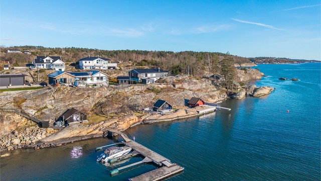 Fra boligen er det få skritt ned til sjøen, med både brygge og to båtplasser (felles med naboen), som gir tilgang til et av Norges mest attraktive skjærgårdsområder.