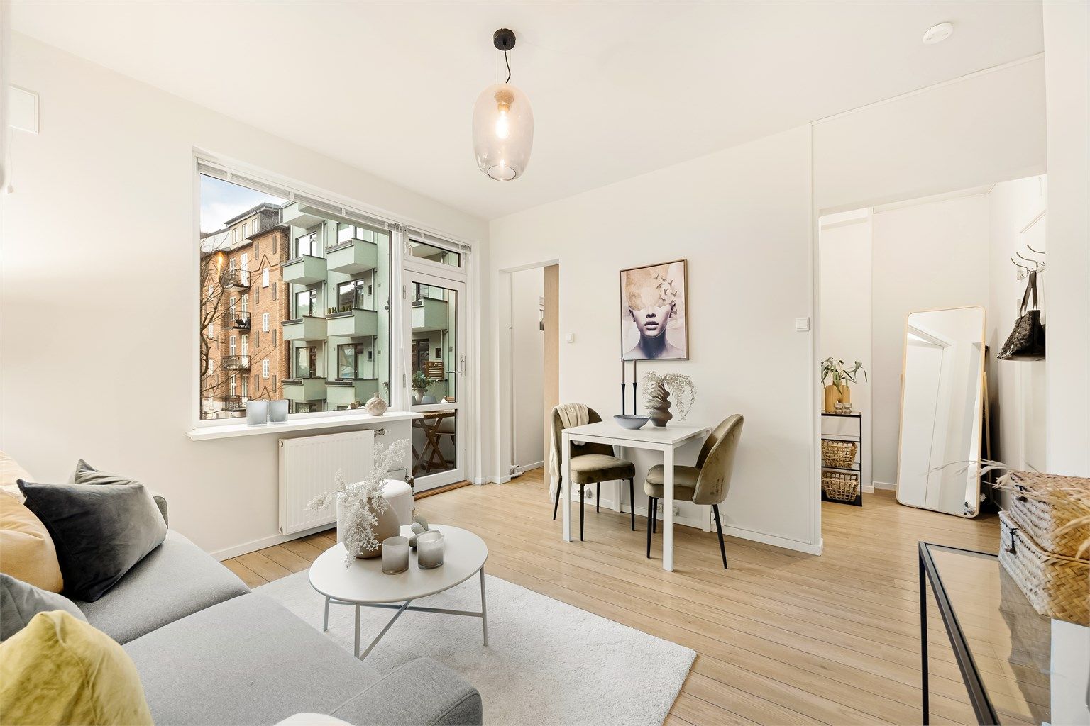 En arealeffektiv og nymalt andelsleilighet med balkong inn mot bakgård!